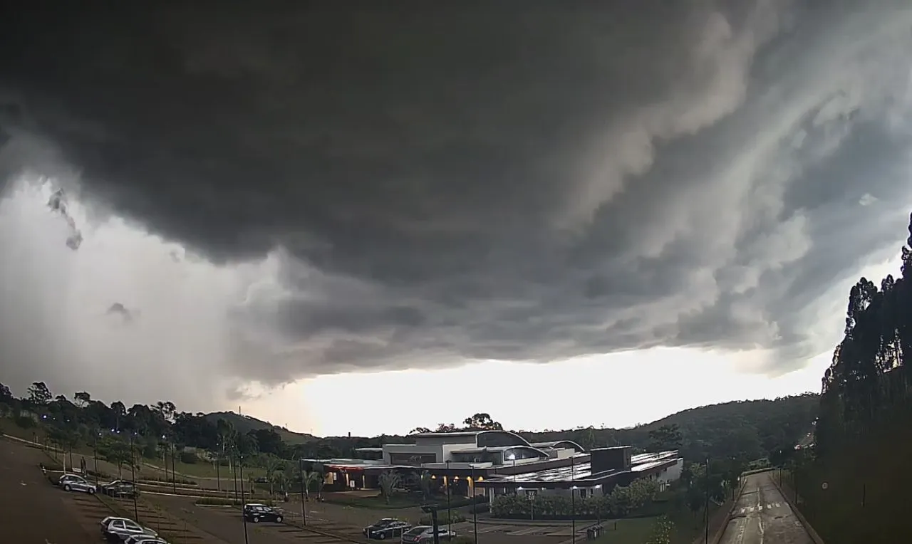 o mapa mostra o avan&ccedil;o de chuva intensa em Jundia&iacute;